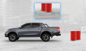 REVERSE CAMERA: When reverse gear is engaged, the reverse camera image appears automatically on the display screen, supplementing the driver's rear field of view.